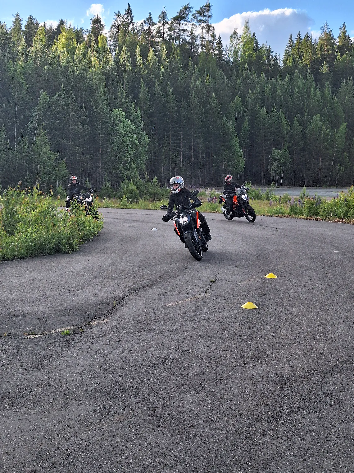 Kuvassa vuokrapyörillä ajoharjoittelua A2 kurssilta