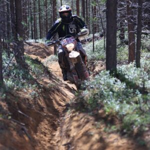 Lahjakortti 300 euroa endurokursseille tai -safareille